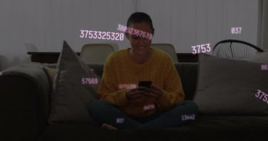 Sosyal medya simgelerinin evde akıllı telefon kullanırken gülümseyen melez kadınlar üzerinde canlandırılması. Sosyal medya ağı ve iş teknolojisi kavramı