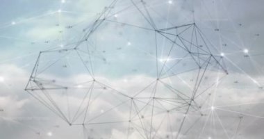 Gökyüzündeki bulutlara karşı bağlantı ve veri işleme ağının animasyonu. Küresel ağ ve bulut veri depolama teknolojisi kavramı