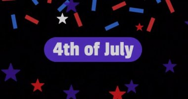 4 Temmuz metin ve beyaz, mavi, kırmızı Amerikan yıldızlarının ve siyah arkaplandaki çizgilerin animasyonu. Amerikan vatanseverliği, bağımsızlık, gelenek ve dijital olarak üretilen video konsepti.