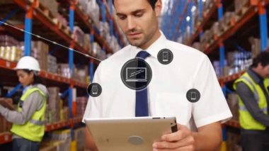 Depoda dijital tablet kullanan beyaz erkek yöneticinin dijital ikon ağının animasyonu. Küresel ağ ve lojistik iş teknolojisi kavramı