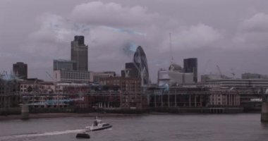 Londra şehir manzarası üzerindeki veri işleme ve diyagramlarının animasyonu. Küresel iş ve dijital arayüz kavramı dijital olarak oluşturulmuş video.