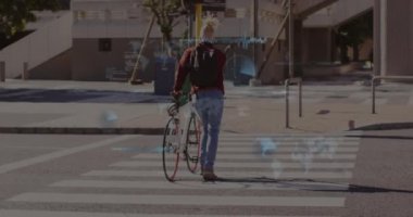 Afrika kökenli Amerikalı albino adamın Zebra Geçidi 'nde dünya ve veri işleme animasyonu. Küresel iş, finans, hesaplama ve veri işleme kavramı dijital olarak oluşturulmuş video.