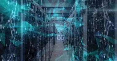 Sunucu odasının üzerinde şekillerin ve 6G metinlerin animasyonu. Küresel iş ve dijital arayüz kavramı, dijital olarak oluşturulmuş video.