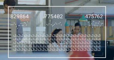 Çeşitli iş adamlarının iş tartışmalarında veri işleme animasyonu. Küresel iş ve dijital arayüz kavramı, dijital olarak oluşturulmuş video.