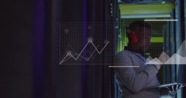 Çoklu grafik animasyonu, harita, sunucu odasında dizüstü bilgisayarda çalışan Afrika kökenli Amerikalı erkek mühendis. Dijital bileşik, çoklu pozlama, dünya, rapor, iş, teknoloji ve ağ sunucusu.