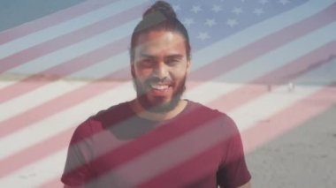 Amerika Birleşik Devletleri bayrağı üzerinde gülümseyen melez bir adamın animasyonu. Amerikan vatanseverliği, bağımsızlık, gelenek ve dijital olarak üretilen video konsepti.