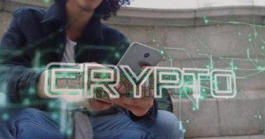 Akıllı telefon kullanan melez bir adam üzerinde şifreli metin ve veri işleme animasyonu. Küresel para birimi, işletme, finans, hesaplama ve veri işleme kavramı dijital olarak oluşturulmuş video.