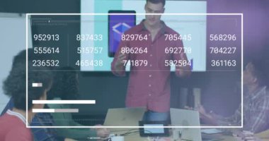 Ofiste sunum yapan beyaz bir adama karşı veri işleme arayüzü animasyonu. Bilgisayar arayüzü ve iş teknolojisi kavramı