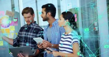 Ofiste notlar üzerinde tartışan çeşitli meslektaşlar üzerine dijital simgelerin kürelerin animasyonu. Küresel ağ ve iş teknolojisi kavramı