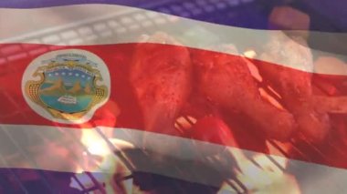 Costa rica bayrağının mangalda pişen sebzelerle tavuk kanatlarının üzerinde dalgalanması. Dijital bileşim, yemek, hazırlık, vatanseverlik, özgürlük, kimlik ve kutlama konsepti.