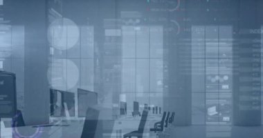 Boş ofise karşı veri işleme ile birden fazla ekranın animasyonu. Bilgisayar arayüzü ve iş veri teknolojisi kavramı