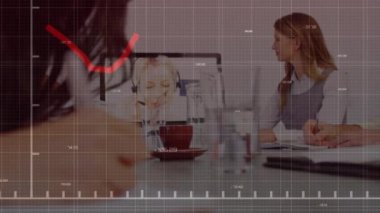 Muhtelif meslektaşların ofiste video konferansı yapmaları üzerine istatistiksel veri işleme animasyonu. Küresel ağ ve iş veri teknolojisi kavramı