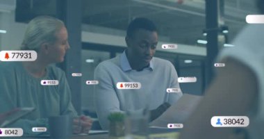 Sosyal medya simgeleri ve çeşitli iş adamları üzerinde çalışan veri işleme animasyonları. Küresel iş, finans, hesaplama ve veri işleme kavramı dijital olarak oluşturulmuş video.