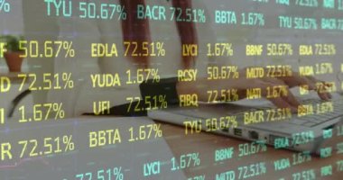 Dizüstü bilgisayar kullanan bir kadının orta kesiminde borsa veri işleme animasyonu. Küresel ekonomi ve iş teknolojisi kavramı
