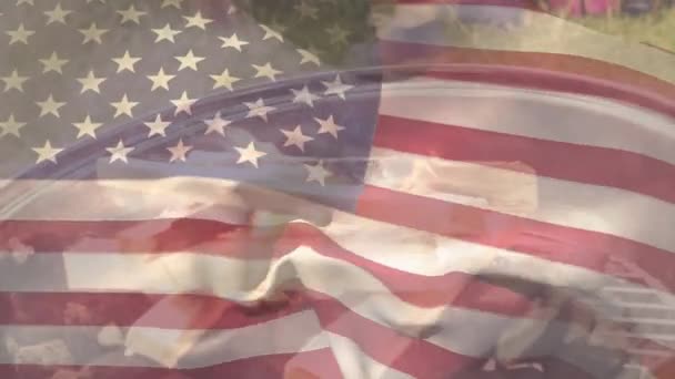 バーベキューグリルで燃える薪の上に手を振るアメリカの国旗のアニメーション デジタル複合体 愛国心 アイデンティティとお祝いの概念 — ストック動画