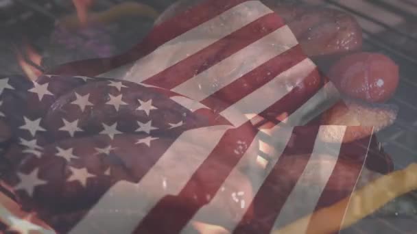 バーベキューグリルで肉や野菜料理に手を振るアメリカ国旗のアニメーション 食べ物 愛国心 アイデンティティとお祝いの概念 — ストック動画