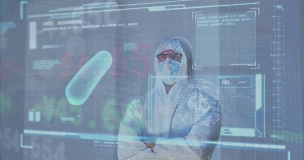 对戴口罩 身穿Ppe西服的高加索男医生进行科学数据处理的动画 全球大流行病 计算和数据处理概念 — 图库视频影像