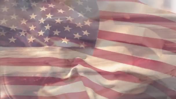 バーベキューグリルで燃える丸太の上に手を振るアメリカの国旗のアニメーション デジタル複合体 愛国心 アイデンティティとお祝いの概念 — ストック動画