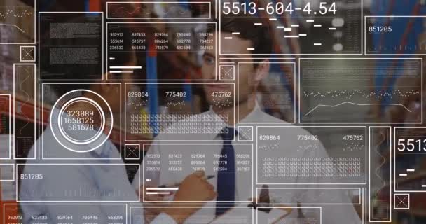 倉庫で議論されている多様な男性と女性の監督者に対するデータ処理のアニメーション グローバルネットワークと物流ビジネス技術の概念 — ストック動画