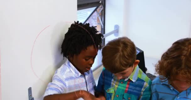 Анимация Математических Уравнений Над Разнообразной Группой Детей Использующих Цифровые Таблетки — стоковое видео