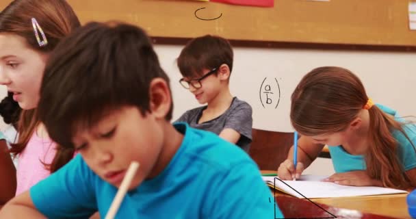 在不同类型的学生在课堂上学习时 数学方程的动画化 学校和教育概念 — 图库视频影像
