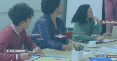 Sosyal medya simgeleri ve çeşitli iş adamları üzerinde çalışan veri işleme animasyonları. Küresel iş, finans, hesaplama ve veri işleme kavramı dijital olarak oluşturulmuş video.