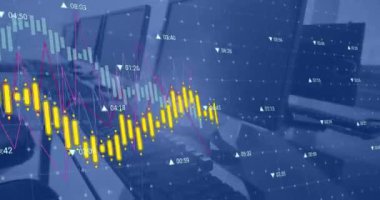 Ofisteki bilgisayarlardan yeşil hat ve veri işleme animasyonu. Dijital olarak oluşturulmuş küresel bağlantılar, hesaplama ve veri işleme kavramı.