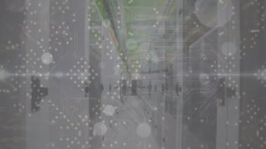 Bilgisayar sunucu odasındaki beyaz noktaların ve mikro işlemci bağlantılarının animasyonu. Bilgisayar arayüzü ve iş veri depolama teknolojisi kavramı