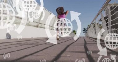 Şehir köprüsünde koşan Afro-Amerikan formda kadınlara karşı web küresi ikonlarının animasyonu. Küresel ağ ve iş teknolojisi kavramı