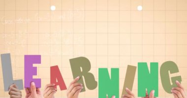 Farklı insanların metni kare kağıdın üzerinde tutmasının animasyonu. Dijital olarak oluşturulan öğrenme, eğitim ve veri işleme kavramı.