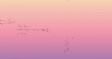 Matematiksel denklemlerin pembe ve sarı arkaplandaki animasyonları. Dijital olarak oluşturulan öğrenme, eğitim ve veri işleme kavramı.