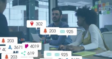 Sosyal medya simgeleri ve çeşitli iş adamları üzerinde çalışan veri işleme animasyonları. Küresel iş, finans, hesaplama ve veri işleme kavramı dijital olarak oluşturulmuş video.