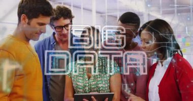 Ofisteki çeşitli iş adamlarıyla ilgili büyük veri metinlerinin ve bağlantılarının animasyonu. Küresel iş, finans, hesaplama ve veri işleme kavramı dijital olarak oluşturulmuş video.