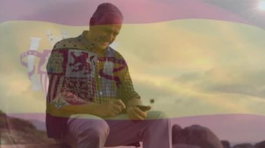 İspanya bayrağının sahildeki beyaz adam üzerindeki animasyonu. Tatil ve vatanseverlik kavramı, dijital olarak üretilen video.