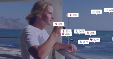 Kahve içen beyaz adamın üzerinde numaralar olan sosyal medya simgelerinin canlandırılması. Yaşam tarzı, iletişim, sosyal medya ve dijital arayüz konsepti dijital olarak oluşturulmuş video.