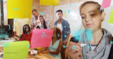 Ofiste notlar üzerinde tartışan çeşitli meslektaşlar üzerine dijital simge ağının animasyonu. Küresel ağ ve iş teknolojisi kavramı