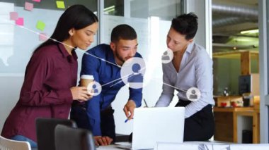 Profil simgelerinden oluşan bir ağ animasyonu, ofiste tartışan farklı iş adamlarından oluşan bir ekibe karşı. Küresel ağ ve iş teknolojisi kavramı