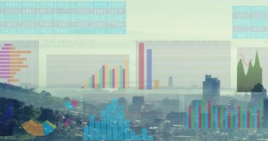 Şehir manzarasının havadan görüntüsüne karşı istatistiksel veri işleme animasyonu. Bilgisayar arayüzü ve iş teknolojisi kavramı