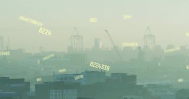 Şehir manzarasının havadan görünüşüne karşı birden fazla değişen sayının animasyonu. Bilgisayar arayüzü ve iş teknolojisi kavramı