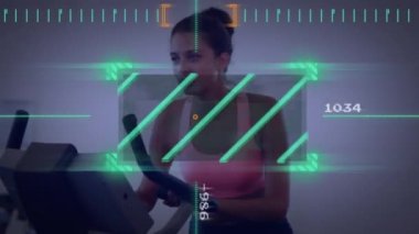 Beyazlı bir kadının spor salonunda egzersiz yapması üzerine veri işleme animasyonu. Küresel spor ve dijital arayüz kavramı, dijital olarak oluşturulmuş video.