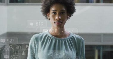 Ofiste gülümseyen Afro-Amerikan iş kadınlarının sosyal medya simgelerinin canlandırılması. Sosyal medya ağı ve iş teknolojisi kavramı