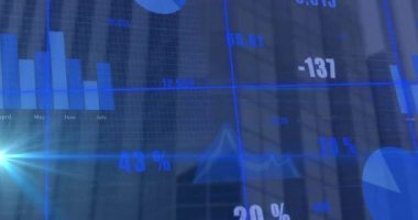 İstatistiksel veri işleme animasyonu ve yüksek binanın havadan görüntüsüne karşı mavi ışık noktası. Bilgisayar arayüzü ve iş veri teknolojisi kavramı