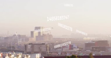 Şehir manzarasının havadan görüntüsüne karşı çoklu değişen sayıların ve veri işlemenin animasyonu. Bilgisayar arayüzü ve iş teknolojisi kavramı