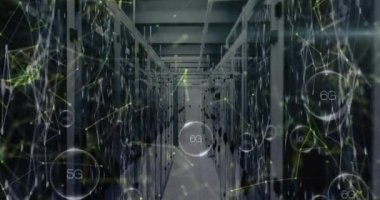 Sunucu odasının üzerinde şekillerin ve 6G metinlerin animasyonu. Küresel iş ve dijital arayüz kavramı, dijital olarak oluşturulmuş video.