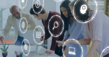 Çeşitli iş adamlarının iş konuşmaları üzerine iş simgelerinin animasyonu. Küresel iş ve dijital arayüz kavramı, dijital olarak oluşturulmuş video.