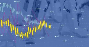 Ofisteki bilgisayarlardan yeşil hat ve veri işleme animasyonları. Dijital olarak oluşturulmuş küresel bağlantılar, hesaplama ve veri işleme kavramı.