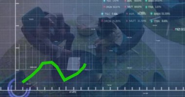 İş adamı ve iş adamının genel bakış açısına karşı veri işleme animasyonu. İş veri teknolojisi kavramı