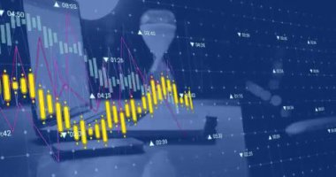 Ofis masasındaki dizüstü bilgisayarla veri işleme ağının animasyonu. Bilgisayar arayüzü ve iş teknolojisi kavramı