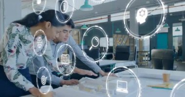 Çeşitli iş adamlarının iş konuşmaları üzerine iş simgelerinin animasyonu. Küresel iş ve dijital arayüz kavramı, dijital olarak oluşturulmuş video.