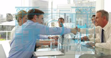 Çeşitli iş adamlarına karşı veri işleme arayüzünün animasyonu ofiste tokalaşıyor. Bilgisayar arayüzü ve iş teknolojisi kavramı